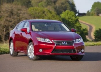 Lexus представляє ES 300h