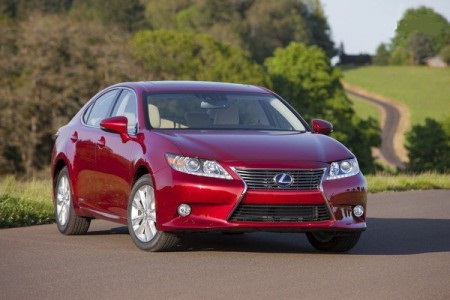 Lexus представляє ES 300h