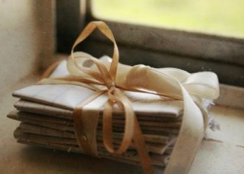 Люди більше не потребують вітальних листівок