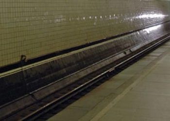 В Москве на «красной» ветке метро упал на рельсы и погиб мужчина