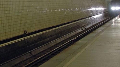 В Москве на «красной» ветке метро упал на рельсы и погиб мужчина