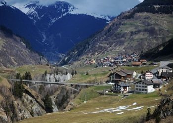 Жителі швейцарського села відмовились від мільйонів євро