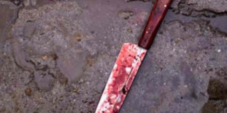 Пассажир поезда порезал соседей по купе и покончил с собой