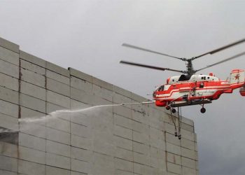 На севере Москвы вертолеты «Ми-8» и «Ка-32» тушат мощный пожар