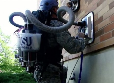 Американські солдати будуть забиратися на стіни за допомогою ... пилососа
