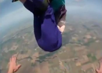 80-річна бабця ледь не загинула, стрибаючи з парашутом