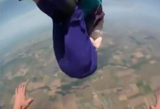 80-річна бабця ледь не загинула, стрибаючи з парашутом
