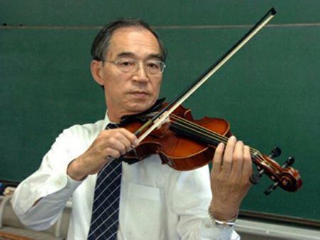 Японец изобрел струны из паутины