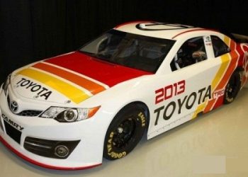 Toyota готує Camry до NASCAR