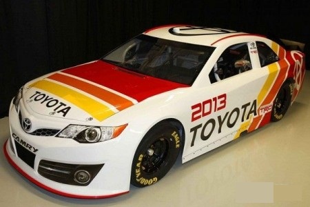 Toyota готує Camry до NASCAR