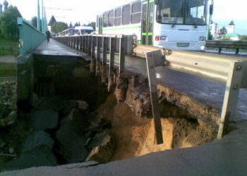 В Ярославле перекрыли обрушившийся мост
