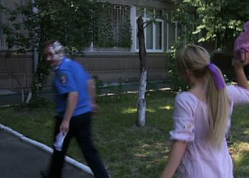 Активистка Femen запустила тортом по спикеру МВД