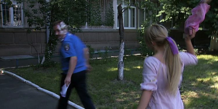 Активистка Femen запустила тортом по спикеру МВД