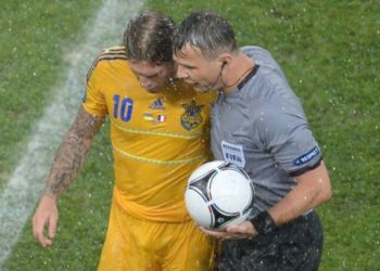В Донецке из-за дождя остановлен матч Украина-Франция
