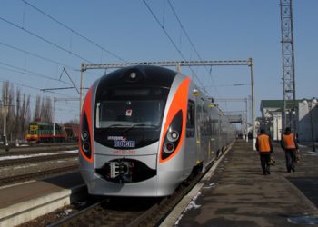 Поезд Hyundai «Харьков-Киев» сломался и стал посреди пути
