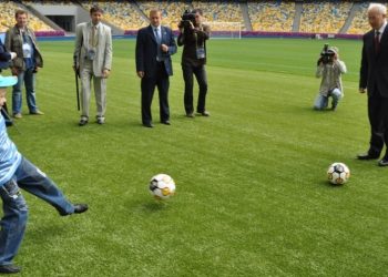Азаров уверен, что сборная Украины выиграет у французов