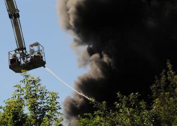 Пожар на заводе рядом с резиденцией Ахметова потушили меньше, чем за 3 часа