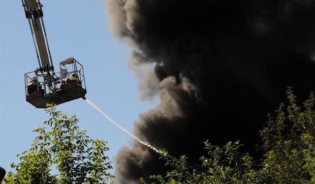 Пожар на заводе рядом с резиденцией Ахметова потушили меньше, чем за 3 часа