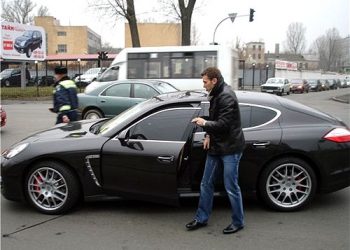 Андрей Шевченко после матча с Швецией попал в аварию с беременной женой