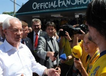 Азаров готов поспорить с французами на коньяк на результат матча Украина - Франция