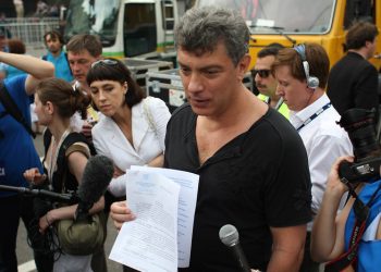 Немцову вручили повестку к следователю прямо на митинге
