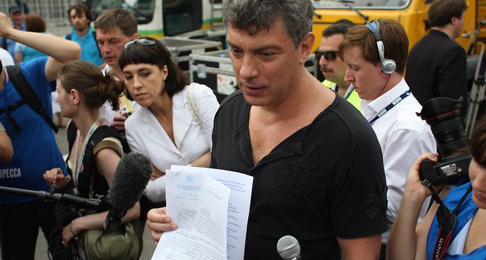 Немцову вручили повестку к следователю прямо на митинге