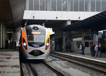 Скоростной поезд «Hyundai» сломался и задержал 8 поездов
