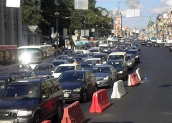 В Центре Киева асфальт ушел под землю. Движение ограничено