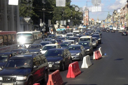 В Центре Киева асфальт ушел под землю. Движение ограничено