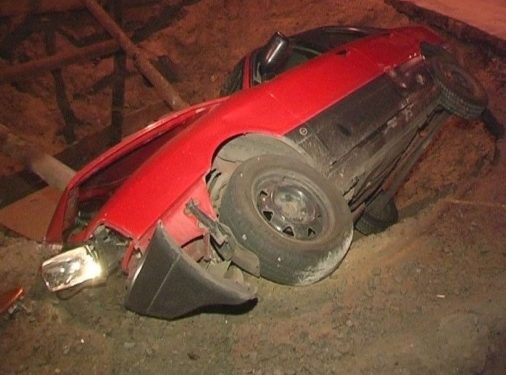 В Киеве автомобиль с людьми упал в яму на дороге