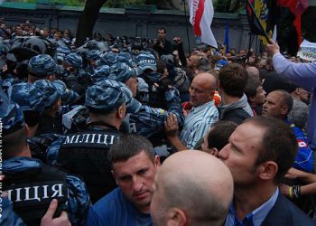В Киеве из-за русского языка оппозиция билась с милицией и бросалась яйцами