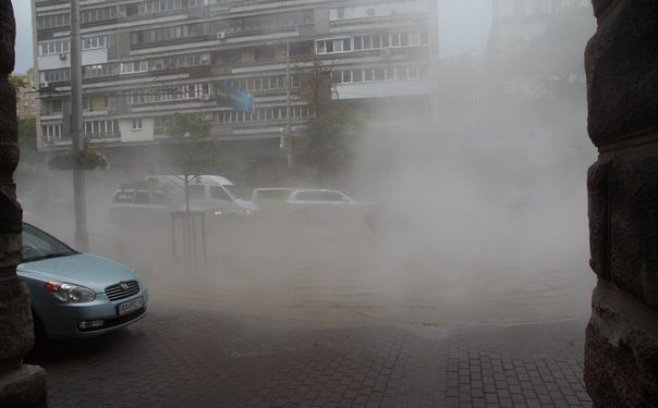 Центр Киева залило кипятком из-за прорыва теплосети