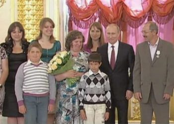 Путин вручил в Кремле ордена «Родительская слава» многодетным родителям