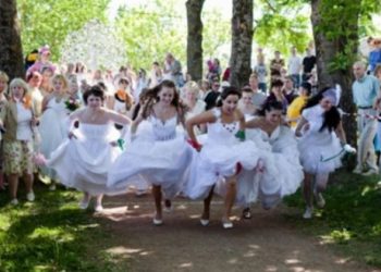 У Латвії відбувся забіг наречених