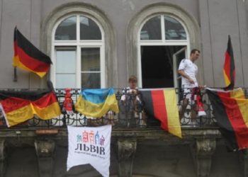 Во Львове немецкие болельщики «воруют» тележки из торговых центров