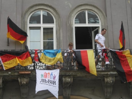 Во Львове немецкие болельщики «воруют» тележки из торговых центров