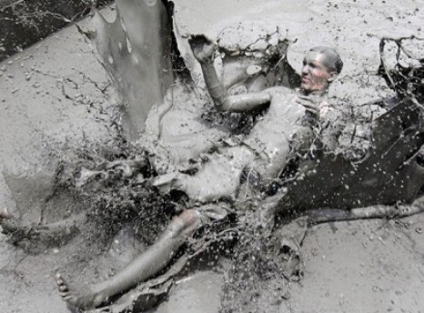 Миллионы туристов приехали в Корею, чтобы поваляться в грязи