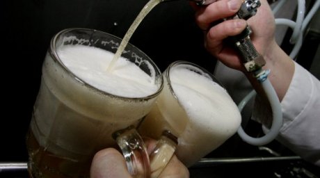 Ученые установили, в каких кружках быстрее заканчивается пиво