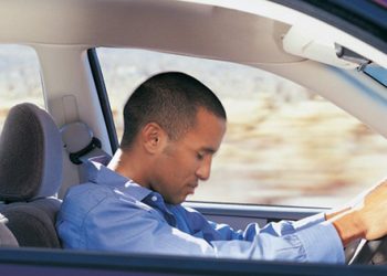 Топ 10 методів, як не заснути за кермом