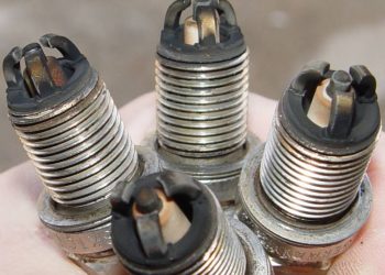 Як самостійно почистити свічки запалювання