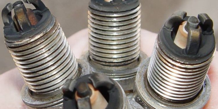 Як самостійно почистити свічки запалювання