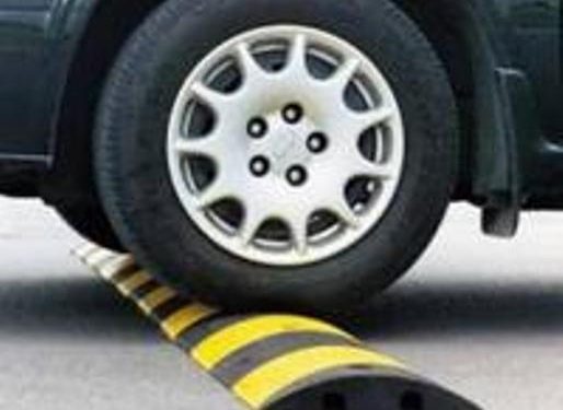 Как безопасно проехать лежачего полицейского?