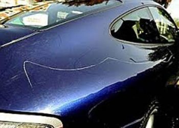 Убираем царапины с автомобиля