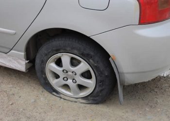 При пробитому колесі допоможуть шприц і брудна вода