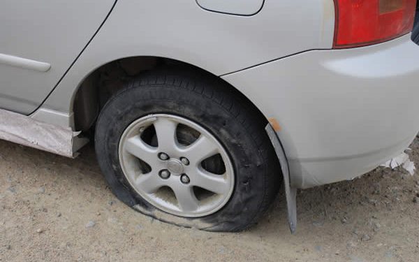 При пробитому колесі допоможуть шприц і брудна вода