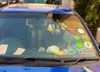 Зачем вешать что-либо на лобовое стекло автомобиля