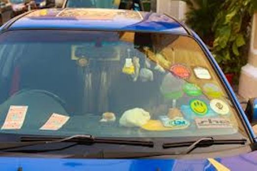 Зачем вешать что-либо на лобовое стекло автомобиля