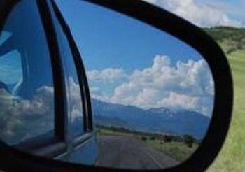 Зеркало заднего вида имеет большое значение для безопасности
