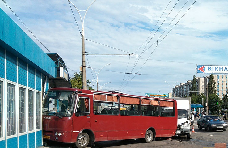 Прохожий заметил идущий на остановку автобус в 180 м позади себя решение