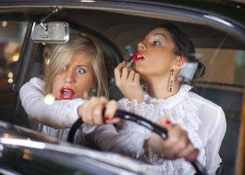 Жіноча звичка за кермом яка провокує аварії